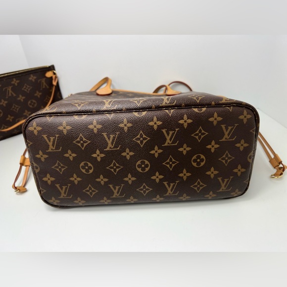 Louis Vuitton Neverfull MM Tote Bag With Pouch - Picture 10 of 16